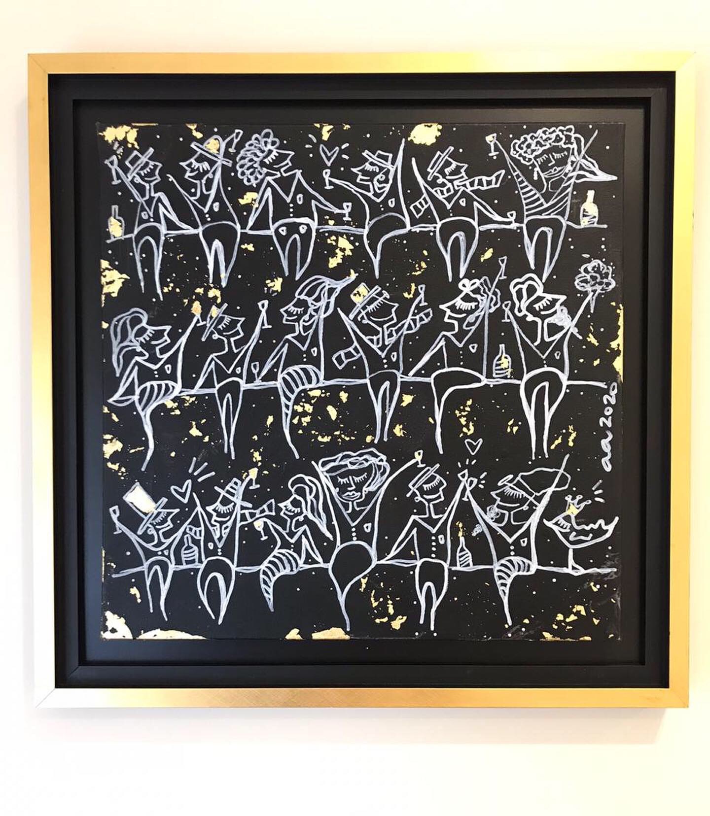 Ilustración en lineas blancas, fondo negro y pequeñas minutas de oro, enmarcada en un cuadro dorado, de un grupo de personas celebrando con copas. Data del año 2020.